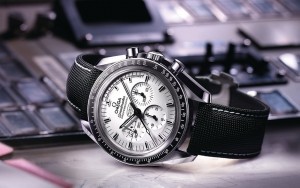 Omega-Speedmaster-Silver-Snoopy-Award-LE-Replica